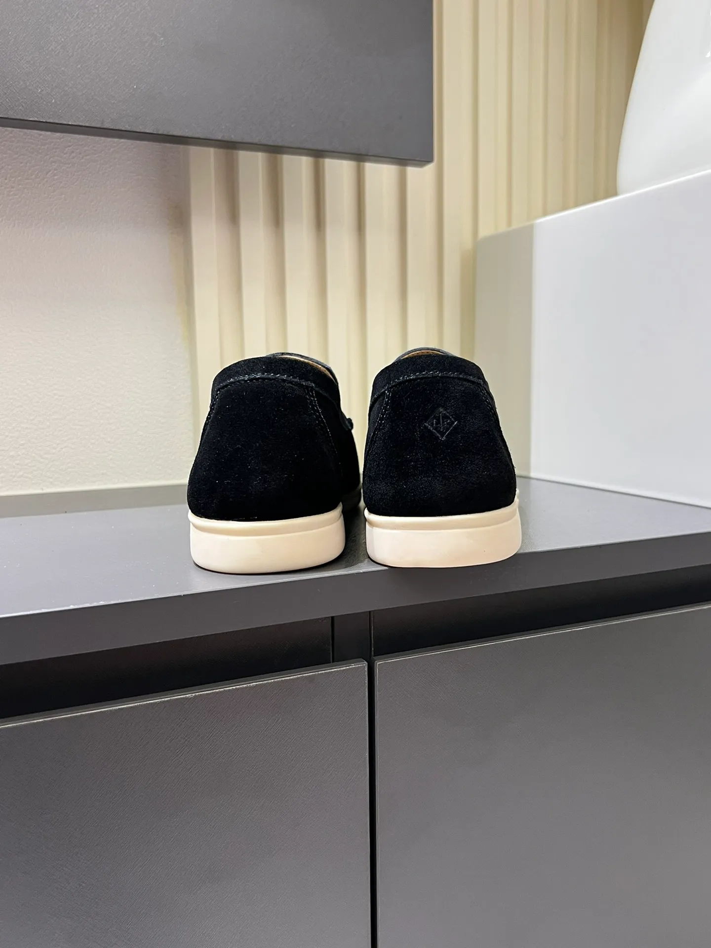 Men's shoes 💰p360 "Loro men's shoes 💰pian'*" Classic L men's shoes for couples 💰p Top version British flat loafers, a must-have item in old money style, the minimalist design is eye-catching and durable, a plus point for dressing The soft foot feel and texture are outstanding. They don’t scratch your feet and are very nice. They are matched with soft and waxy soles. They can be worn daily for a long time without getting tired. They are easy to wear, versatile and classic items, with perfect foot feel and texture! Imported cashmere fabric, the lining is made of imported A-grade water-dyed cow lining, the top version of the genuine leather midsole is sewn with pure handmade mark thread! Size: Female 35-40 (34. Customized) Male 38-44 (45.46. Customized)